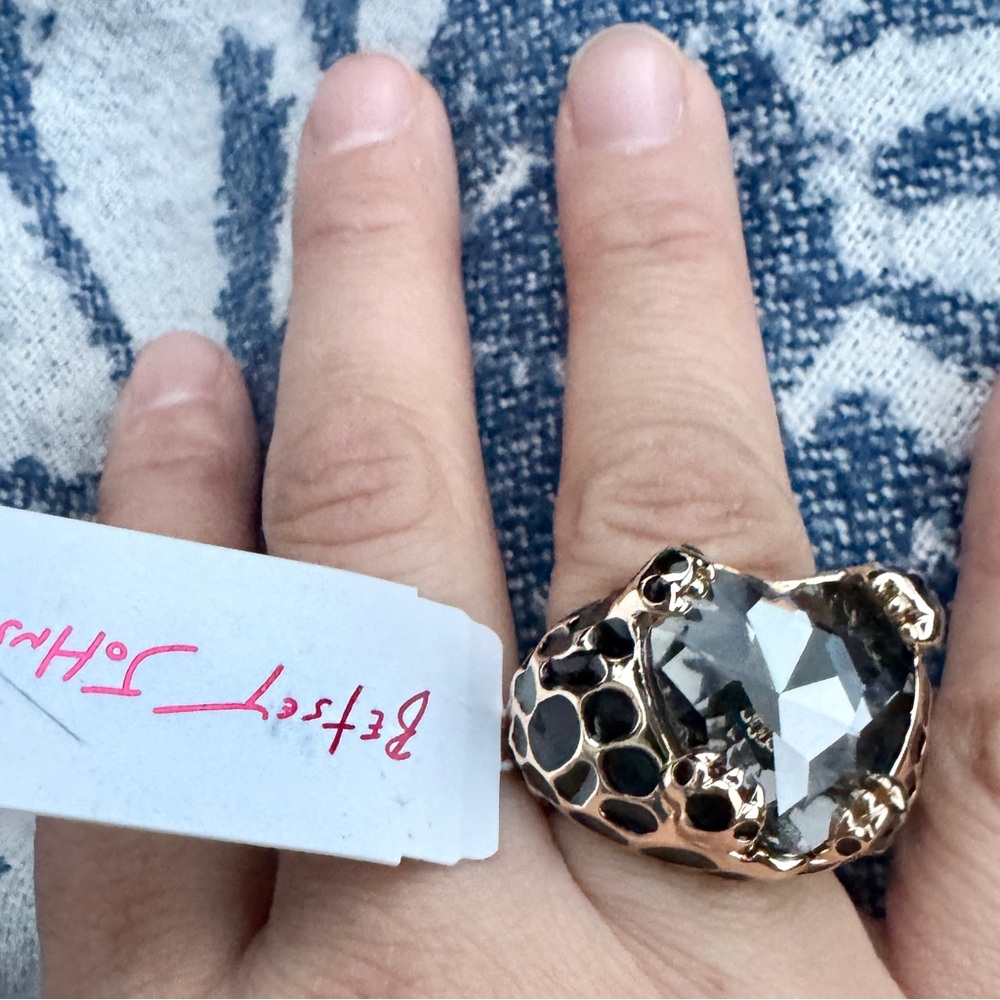 NWT Women Betsey Johnson Gold Tone Chunky True Leopard Ring Black Crystal Sz7.5 - Picture 2 of 7